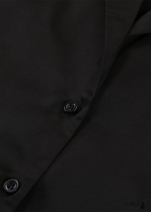 Pijama bohemio Corinne de satén en negro, azul, verde y verde.