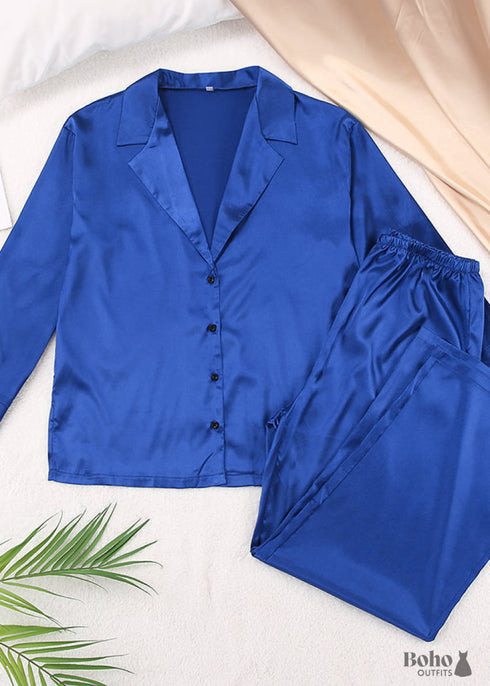 Pijama bohemio Corinne de satén en negro, azul, verde y verde.