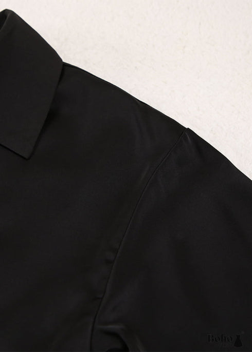 Pijama bohemio Corinne de satén en negro, azul, verde y verde.