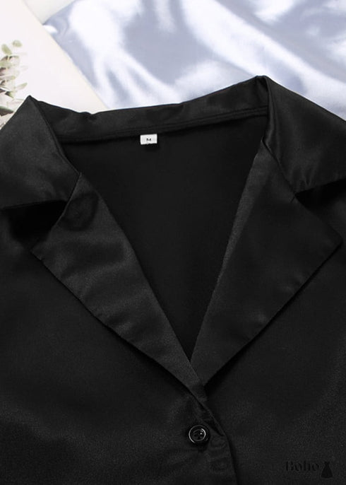 Pijama bohemio de satén Corinne en negro.