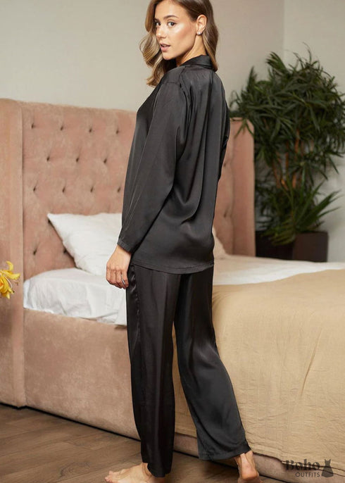 Pijama bohemio de satén Corinne en negro.