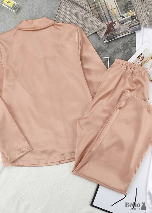 Pijama bohemio de satén Corinne en negro.