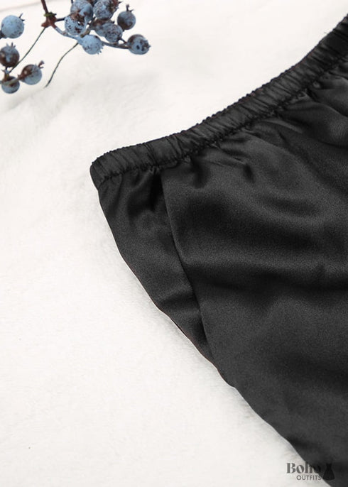 Pijama bohemio de satén Corinne en negro.