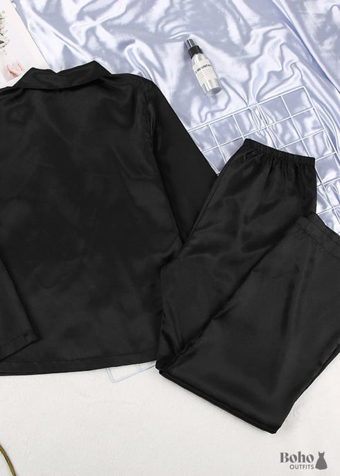 Pijama bohemio de satén Corinne en negro.