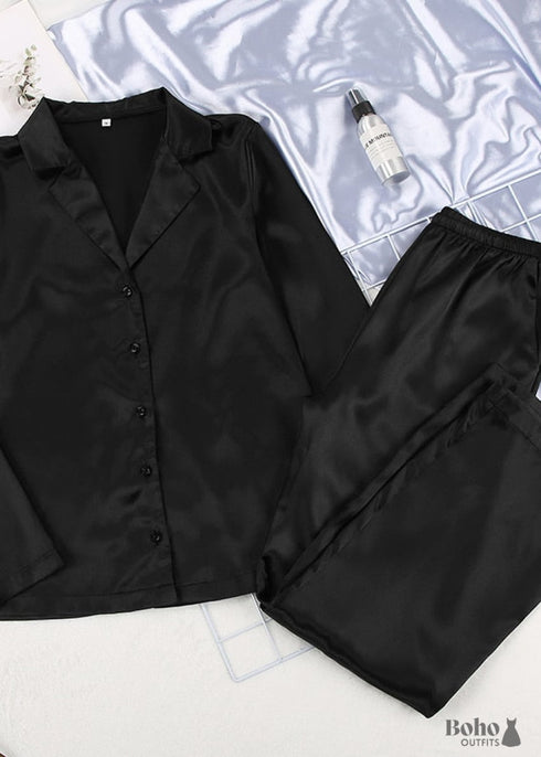 Pijama bohemio de satén Corinne en negro.