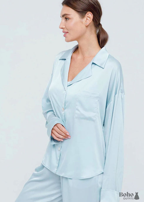 Pijama bohemio Corinne de satén en azul, plata, rosa y champán.