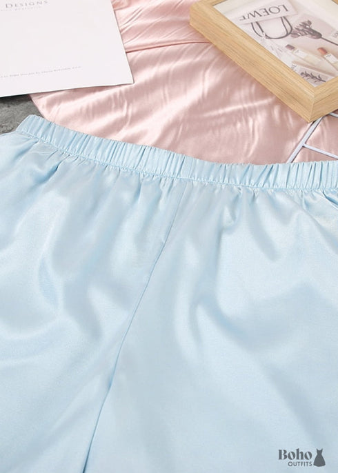 Pijama bohemio Corinne de satén en azul, plata, rosa y champán.