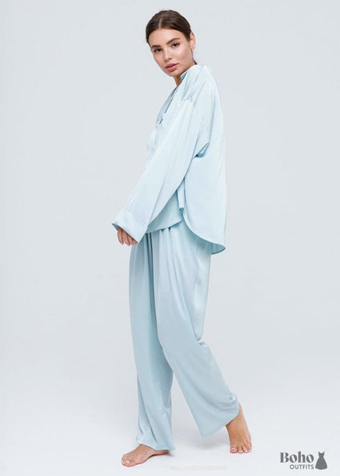 Pijama bohemio Corinne de satén en azul, plata, rosa y champán.