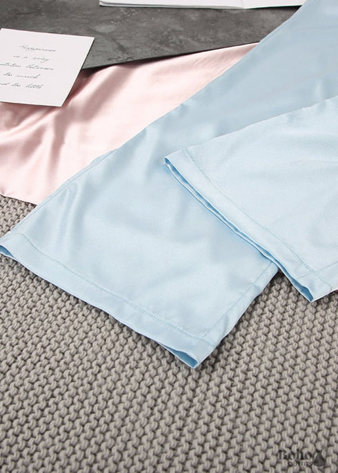 Pijama bohemio Corinne de satén en azul, plata, rosa y champán.