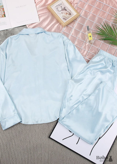 Pijama bohemio Corinne de satén en azul, plata, rosa y champán.