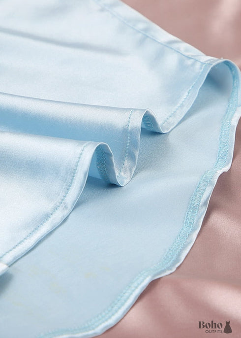 Pijama bohemio Corinne de satén en azul, plata, rosa y champán.