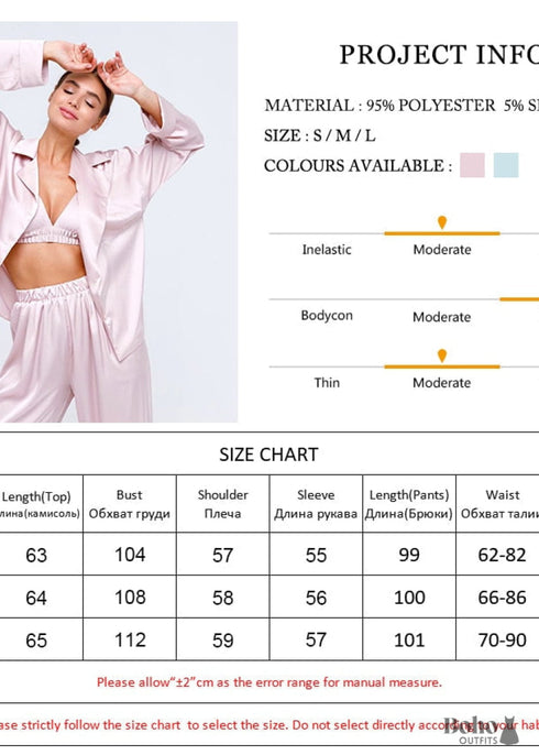 Pijama bohemio Corinne de satén en azul, plata, rosa y champán.