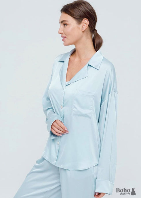 Pijama bohemio Corinne de satén en azul, plata, rosa y champán.