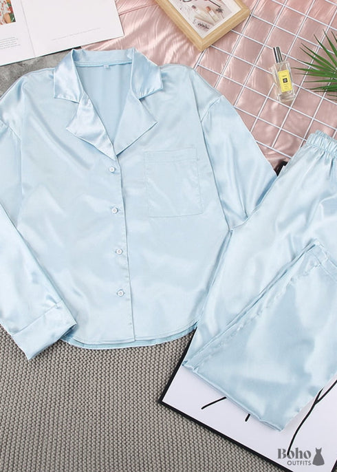 Pijama bohemio Corinne de satén en azul, plata, rosa y champán.