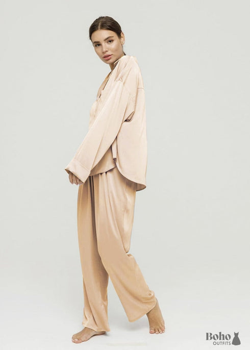 Pijama bohemio Corinne de satén en azul, plata, rosa y champán.