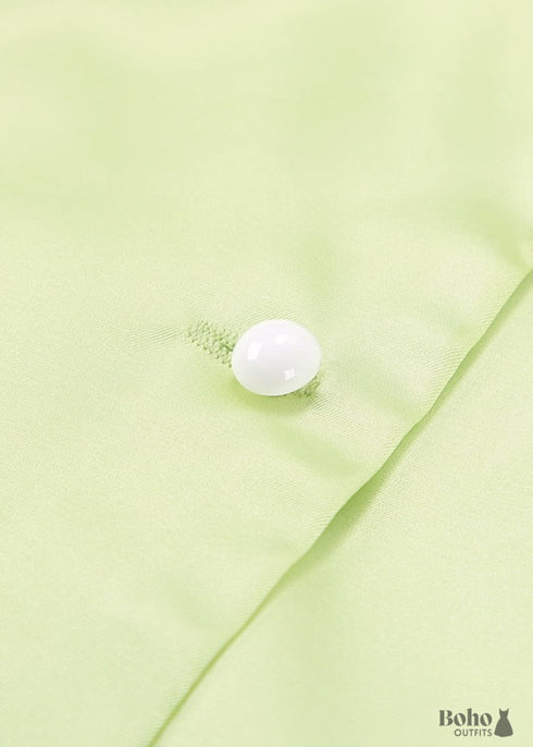 Pijama bohemio Corinne de satén en verde y beige.