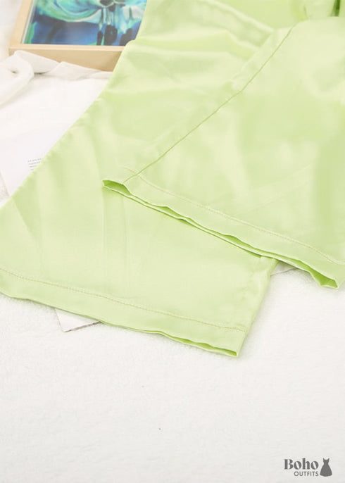 Pijama bohemio Corinne de satén en verde y beige.