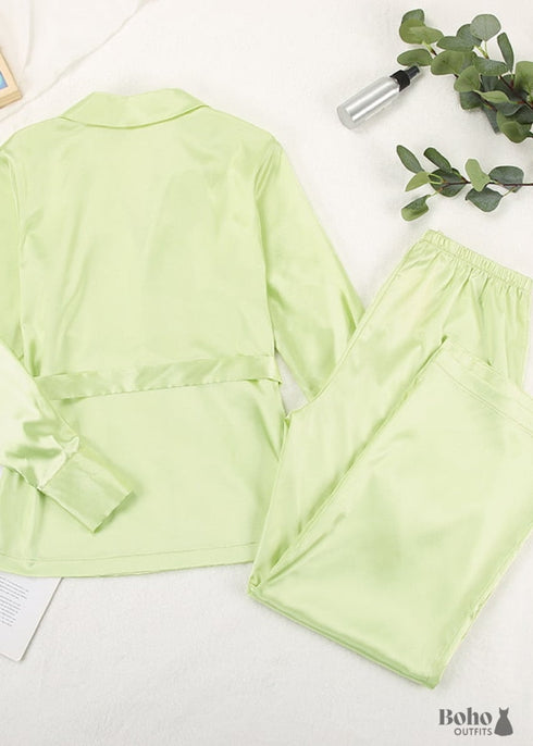 Pijama bohemio Corinne de satén en verde y beige.