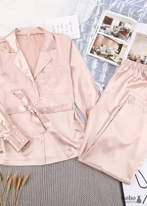 Pijama bohemio Corinne de satén en verde y beige.