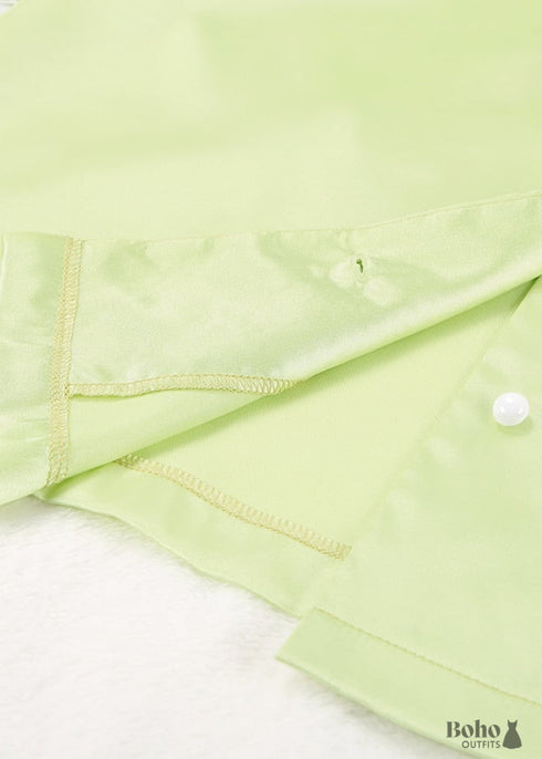 Pijama bohemio Corinne de satén en verde y beige.