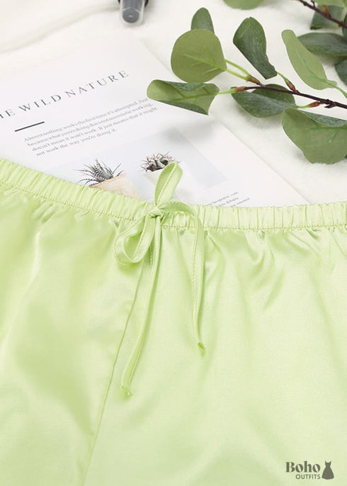 Pijama bohemio Corinne de satén en verde y beige.