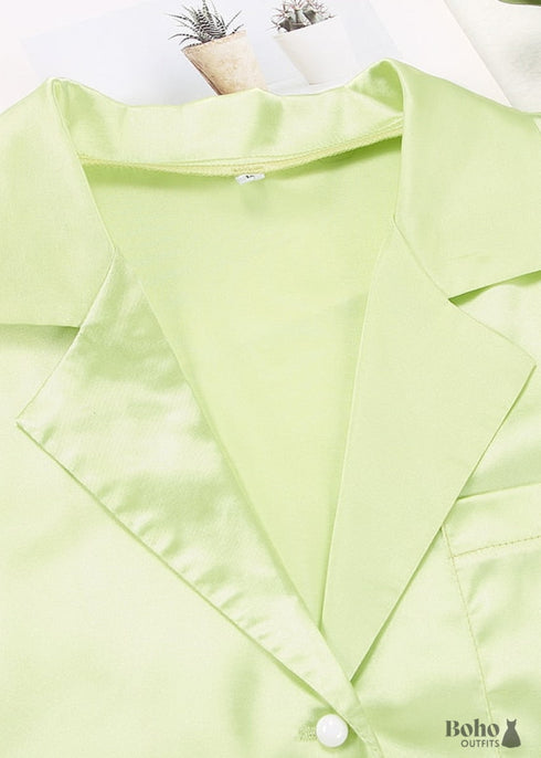 Pijama bohemio Corinne de satén en verde y beige.