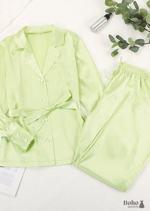 Pijama bohemio Corinne de satén en verde y beige.