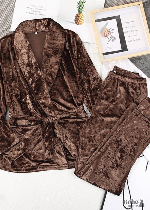 Pijama bohemio de terciopelo Desireee en marrón.