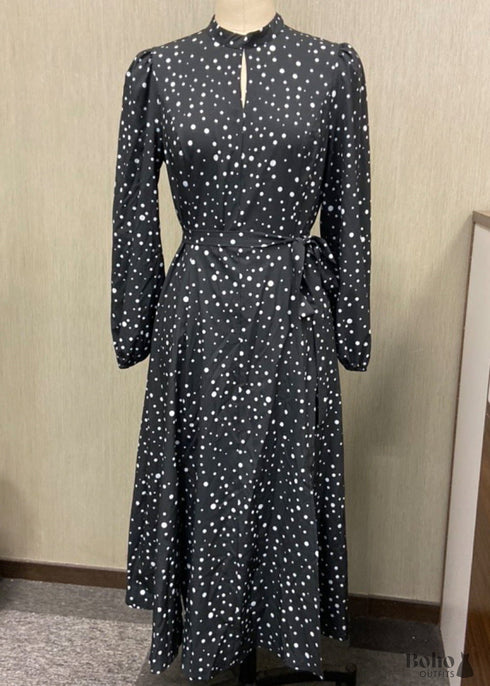 Vestido negro de manga larga con lunares