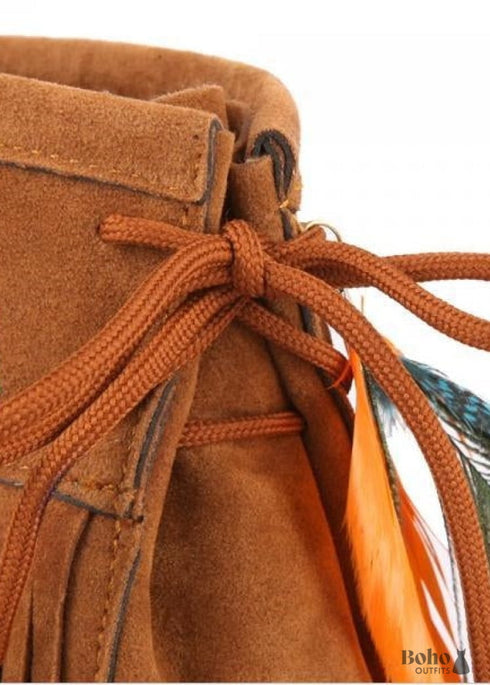 Botas indias bohemias con plumas y flecos