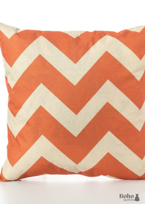Almohadas naranjas y blancas
