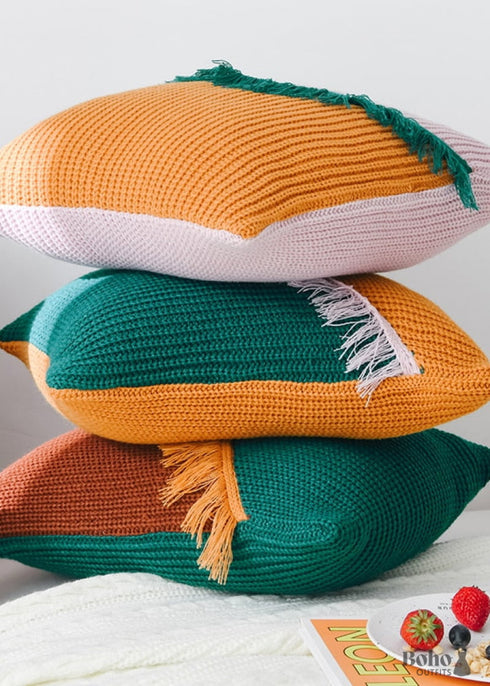 Almohada bohemia con flecos rojos y verdes