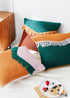 Almohada bohemia con flecos rojos y verdes
