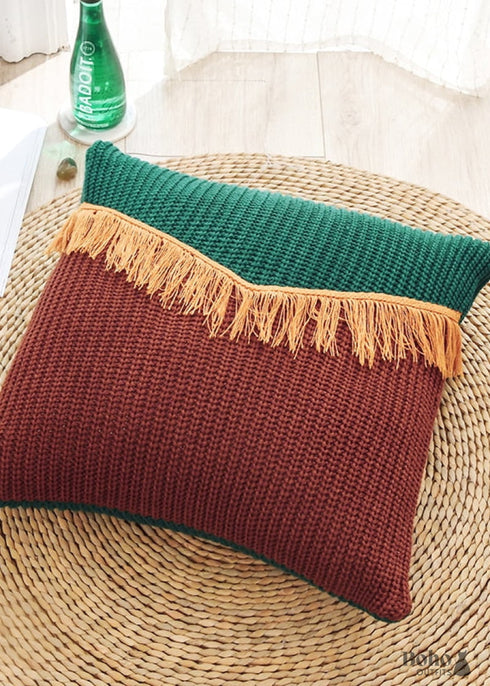 Almohada bohemia con flecos rojos y verdes