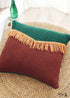 Almohada bohemia con flecos rojos y verdes
