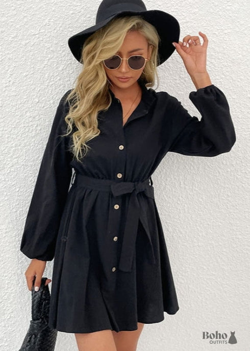 Vestido negro corto de verano con manga larga