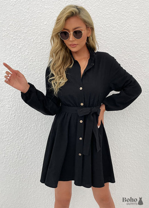 Vestido negro corto de verano con manga larga