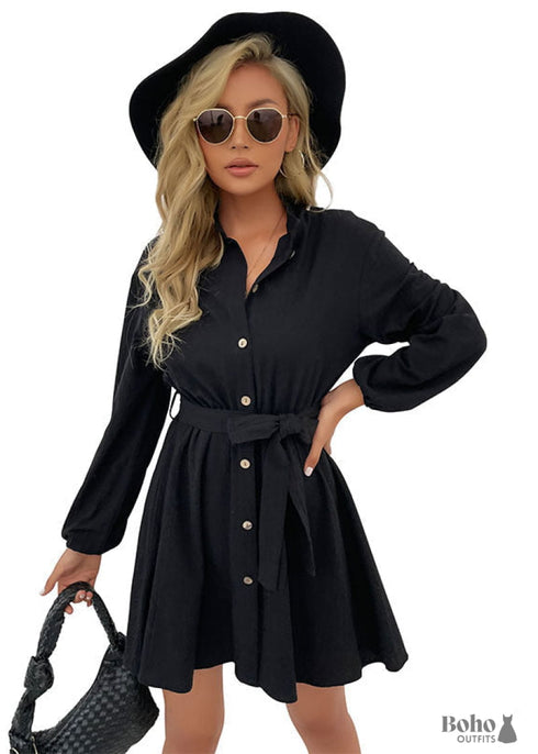 Vestido negro corto de verano con manga larga